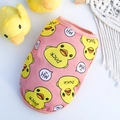 Dettaglio del gilet rosa per cani con motivi a anatroccolo e tessuto a rete traspirante - XS / Rosa