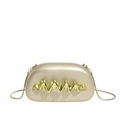 Elegante hellgoldene Abendtasche mit Wellenverzierung und feiner Schlangenkette - Champagner