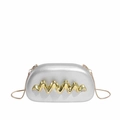 Silberne Pillenform-Clutch mit goldener Wellenverzierung und schmaler Goldkette - Silber