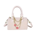 Sac Boston rose avec finition texturée, chaînes dorées et breloques fraises - Blanc Cassé