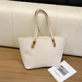 Beige lederen shopper tas met slanke schouderbanden en gouden hardware details - Beige (Zonder Hanger)