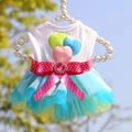 Detail eines Haustier-Tutu-Kleides mit Herzstickerei und funkelnder Strass-Schleife - S / Blau (Herzstickerei)