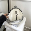 Klassieke crème witte schelptas in lychee-textuur met metalen kwastje en kettingriem - Wit