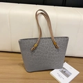 Modieuze grijze tote bag met luipaardprint, bruine handvatten en gouden metalen details - Grijs (Zonder Hanger)