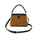 Braune Wildleder- und schwarze Ledertasche mit Rautensteppung und goldener V-Schnalle - Braun