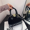 Borsa a mano nera in pelle scamosciata con borchie lucide e tracolla - Senza Ciondolo / Nero