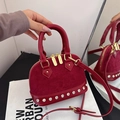 Borsa a conchiglia bordeaux in finto scamosciato con strass e zip dorate - Senza Ciondolo / Rosso