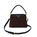 Gesteppte Beuteltasche aus braunem Wildleder mit schwarzem Henkel und Gold-Logo - Braun
