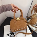 Borsa a mano marrone scamosciata con strass e tracolla regolabile in mano - Senza Ciondolo / Marrone