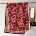 Detail des rot-beigen geometrischen Labyrinth-Musters und der Quasten an der Strickschal - 66*186cm / Rot (GSJ-175-Rot)