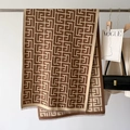 Detailansicht des geometrischen Retro-Musters und der kurzen Fransen am braunen Schal - 66*186cm / Khaki (GSJ-175-Khaki)