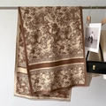 Detailansicht eines beigen Schals mit braunem Toile-de-Jouy Dschungelprint in Kaschmiroptik - Khaki (GSJ-188-Khaki)
