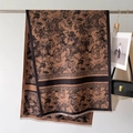 Detailansicht des Vintage-Toile-de-Jouy-Drucks auf einem dicken Pashmina-Schal mit Fransen - Schwarzkaffee (GSJ-188-Black Coffee)