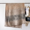 Vista dettagliata della sciarpa con motivo a ciottoli e delicate frange ai bordi - 66*186cm / Leopardo Beige