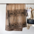 Dettaglio della morbida trama leopardata con eleganti frange su una lunga sciarpa pashmina - 66*186cm / Stampa Leopardata Cachi