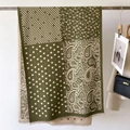 Dettaglio sciarpa paisley verde scuro e beige con pois e bordi sfrangiati morbidi - Verde