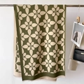 Dettaglio di sciarpa jacquard con frange verde scuro e spessa trama in maglia - Verde