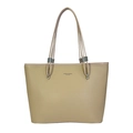 Borsa tote beige in finta pelle martellata con sottili spalline su sfondo bianco neutro - Albicocca