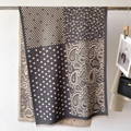 Dettaglio di sciarpa con motivi a pois e paisley rifinita con eleganti frange - Grigio