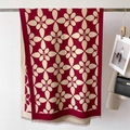 Dettaglio del motivo floreale jacquard bicolore e dei bordi con frange della sciarpa - Rosso
