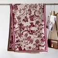 Dettaglio dello scialle jacquard con motivi floreali bordeaux e bordi sfrangiati - 66*186cm / Rosso