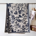 Dettaglio di uno scialle floreale vintage con frange sottili su un fondo bianco elegante - 66*186cm / Blu navy