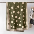 Nahaufnahme des olivgrünen Punkt-Kaschmirschals mit Fransen und elegantem Styling - Grün