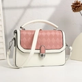 Modische Handtasche in Cremeweiß und Rosa mit eleganter Rautensteppung und Riemen - Weiß Rosa