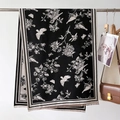 Nahaufnahme des schwarz-weißen Schals mit Vogel-Blumen-Print und Fransenstruktur - Schwarz