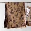 Dettaglio di sciarpa in cashmere con stampa giardino vintage e nappe su fondo color cammello - Stampa Toile De Jouy Caffè (GSJ-201)