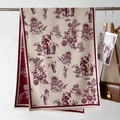 Dettaglio di morbida pashmina crema con stampa Toile de Jouy bordeaux e frange - Stampa Toile De Jouy Rosso (GSJ-201)