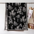 Dettaglio del motivo paesaggistico vintage su sciarpa di cashmere con frange - Stampa Toile De Jouy Nero (GSJ-201)
