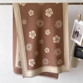 Détail du motif camélia sur une écharpe réversible en cachemire avec des franges - Kaki