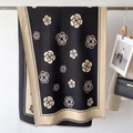Écharpe d'hiver élégante en imitation cachemire avec motifs camélia et franges femme - Noir