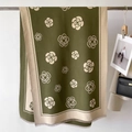 Détail d'un châle en cachemire vert olive avec motifs camélia tissés et franges fines - Vert