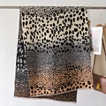Dettaglio della sciarpa leopardata con sfumatura di colore e bordi con frange - 66*186cm / Beige Cachi