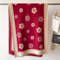 Détail d'une écharpe bordeaux à motif camélia avec franges et texture cachemire épaisse - Rouge