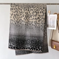Dettaglio di sciarpa leopardata sfumata con bordi a frange e consistenza morbida - 66*186cm / Grigio Beige