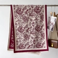 Eleganter Schal mit Blumen- und Elsternmuster in Beige und Burgunder mit Fransen - Rot