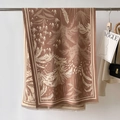 Dettaglio di sciarpa jacquard con motivo a foglia di palma e bordi a frange - Rosa Cachi (GSJ-310-Rosa Cachi)