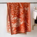 Dettaglio della sciarpa jacquard arancione e beige con motivi a foglie e frange fini - Arancione (GSJ-310-Arancione)
