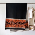 Dettaglio della sciarpa in cashmere paisley con motivo arancione e morbide frange - Nero