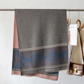 Dettaglio scialle in cashmere con motivo jacquard barocco blu e bordi con frange - Rosa antico