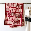 Dettaglio della sciarpa rosso scuro con motivo jacquard astratto e frange fini - 66*186cm / Rosso