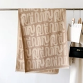 Dettaglio di scialle pashmina beige con morbide frange e motivi artistici astratti - 66*186cm / Cachi