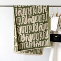 Dettaglio ravvicinato della sciarpa jacquard oliva e beige con bordi sfrangiati - 66*186cm / Verde
