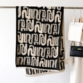 Sciarpa invernale spessa con motivo geometrico astratto e frange in un ambiente elegante - 66*186cm / Nero