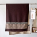 Dettaglio di sciarpa double-face con motivo jacquard geometrico e bordi a frange - Caffè Scuro