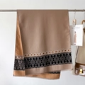 Sciarpa in maglia marrone con motivi geometrici tribali e frange su gruccia elegante - Cachi