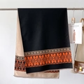 Dettaglio di sciarpa in cashmere double-face con motivi geometrici e frange - Nero